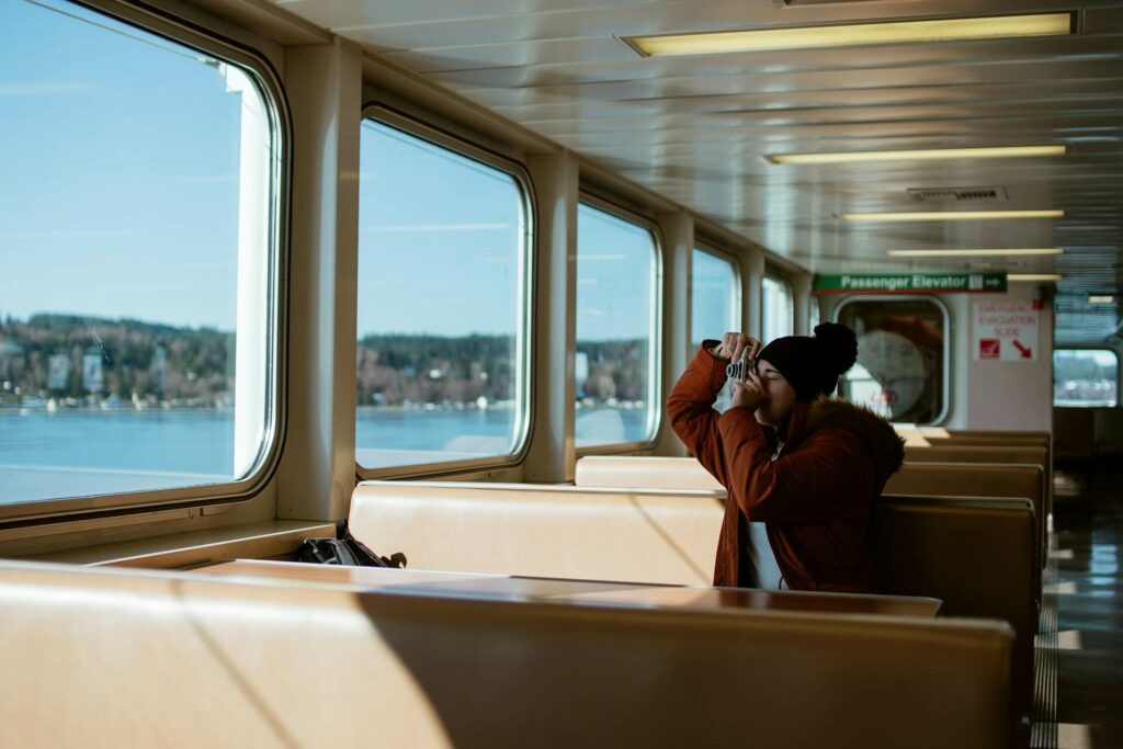 Femme prenant une photo dans un ferry